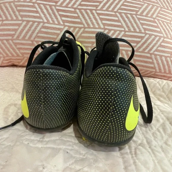 Nike cleats size 4 youth - Picture 3 of 4